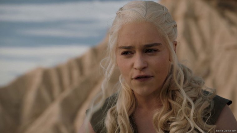 Эмилия Кларк кривляется