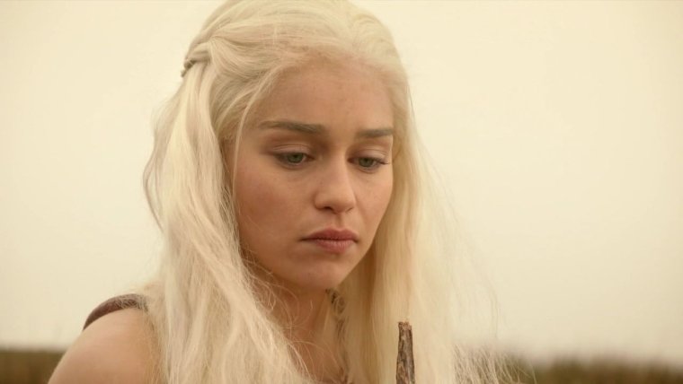 Дейнерис смеется