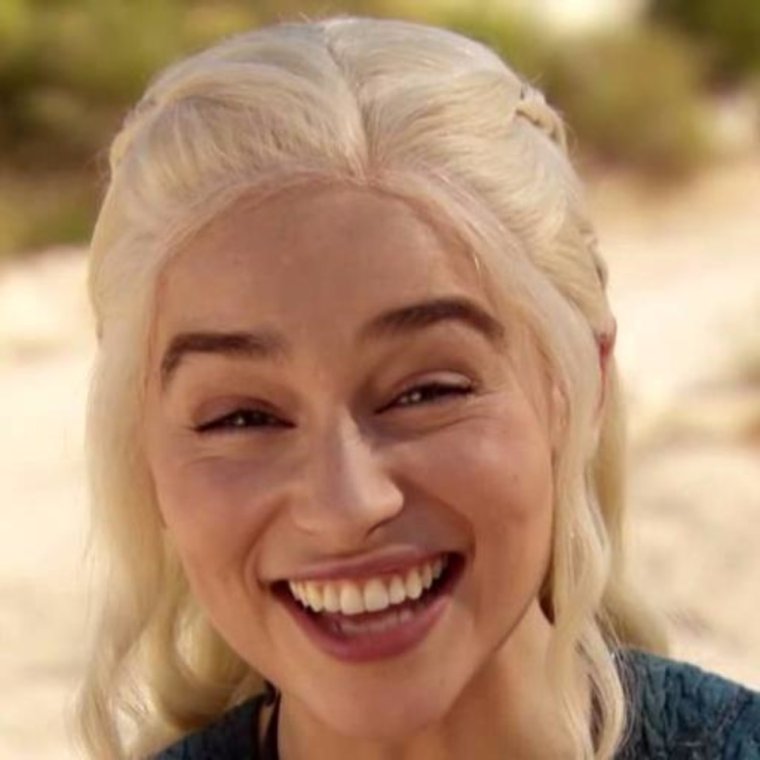 Эмилия Кларк смеется