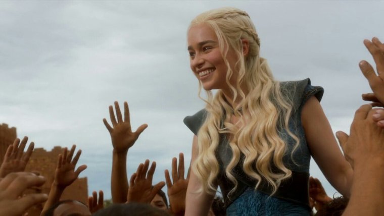 Эмилия Кларк смеется игра престолов