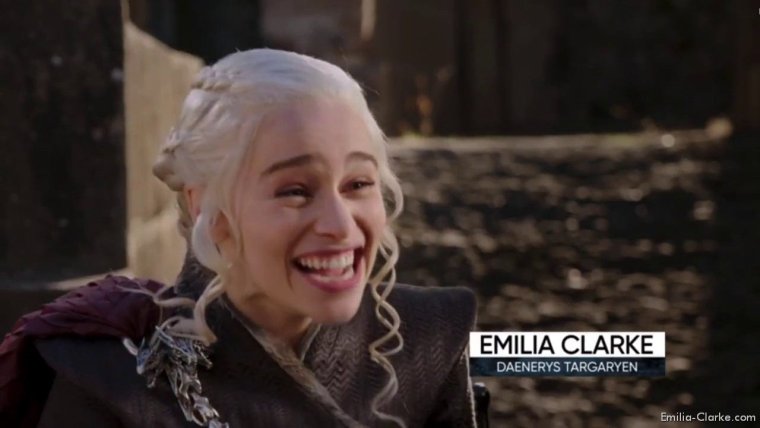 Эмилия Кларк смеется