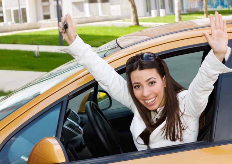 Счастливая девушка с правами