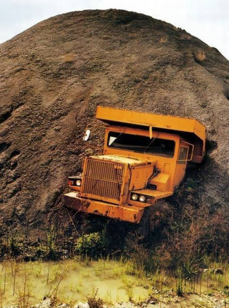 Грузовики в карьере