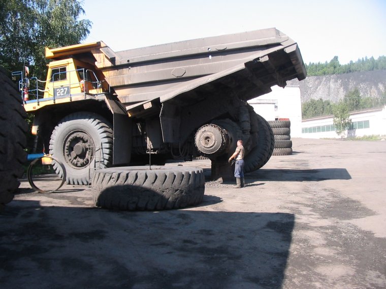 БЕЛАЗ сдутое колесо