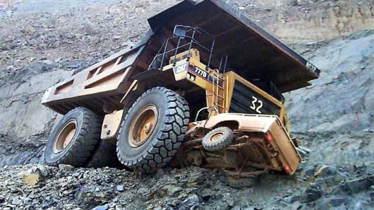 БЕЛАЗ перевернулся