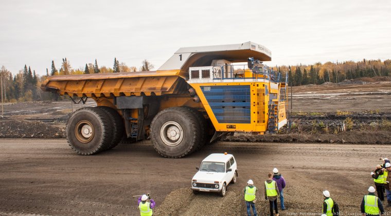 БЕЛАЗ-75710 И КАМАЗ