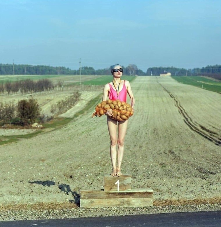Фотосессия девушка на картошке