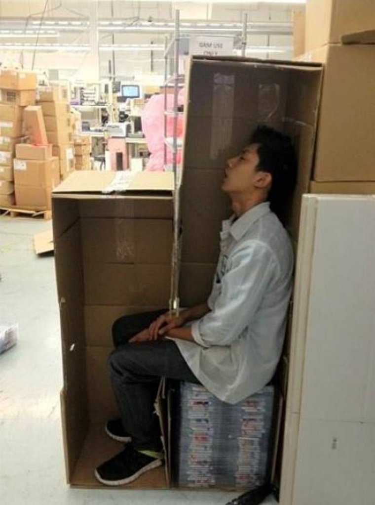 Спит в офисе