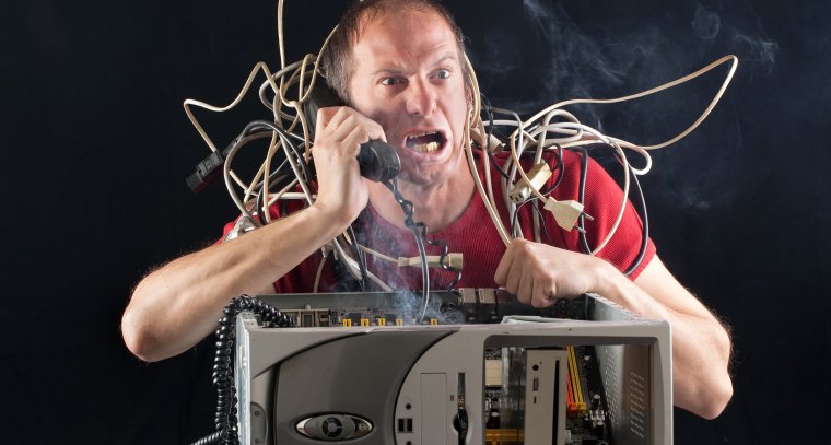 Разбитый компьютер с проводами