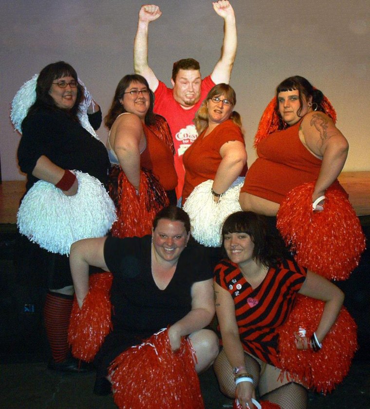 Много смешных девушек