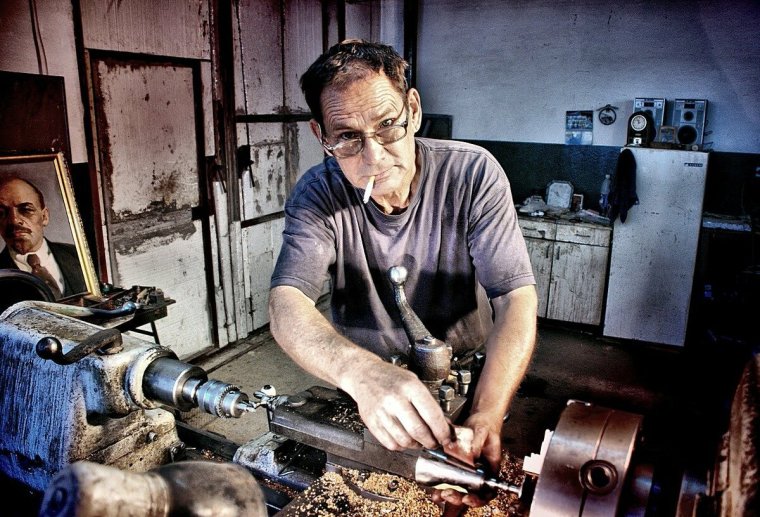 Токарь на заводе