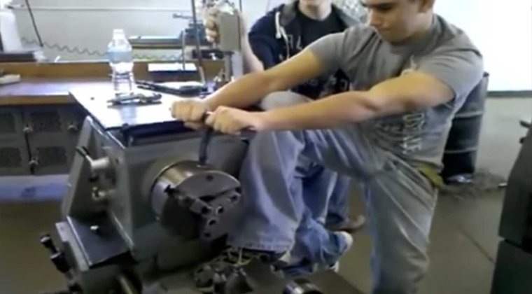 Токаря затянуло в токарный станок