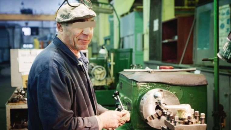 Уставший рабочий на заводе