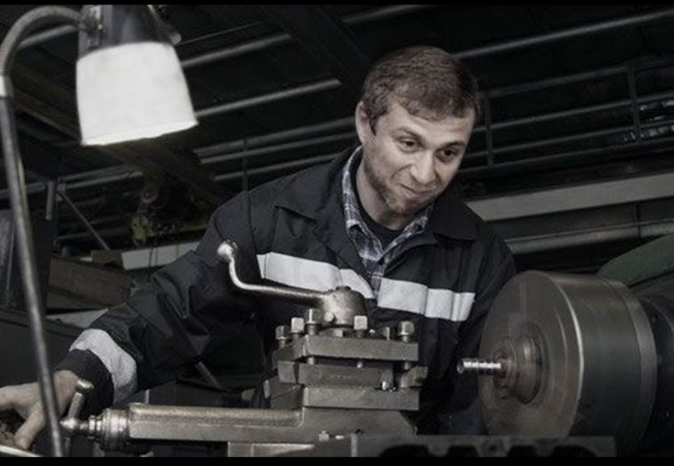 Токарь у станка