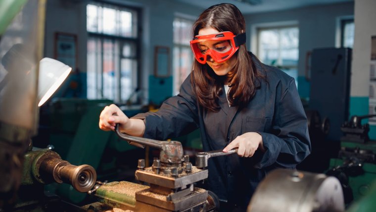 Женщина слесарь