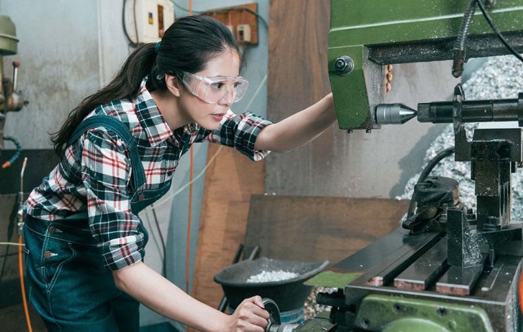 Девушка у токарного станка