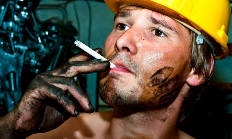 Мужик с папиросой в зубах
