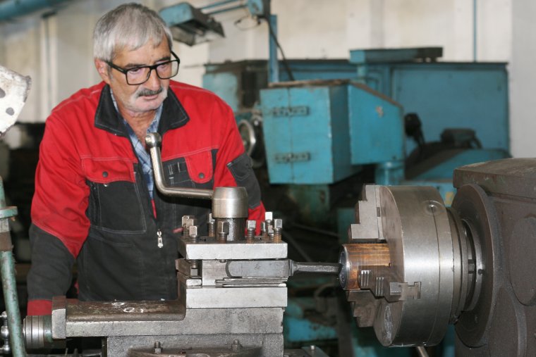 Токарь на заводе