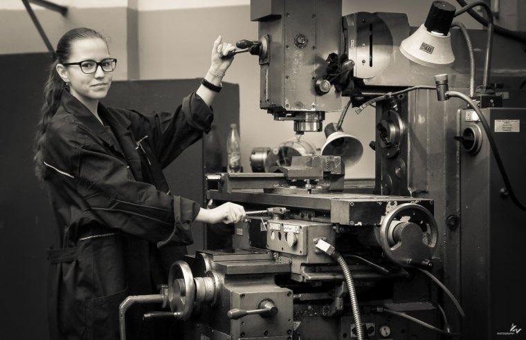 Рабочий у станка