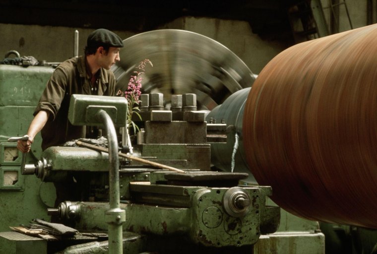 Токарь на танковом заводе
