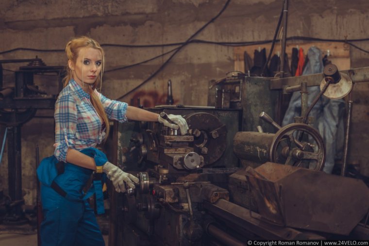 Женщина у станка на заводе