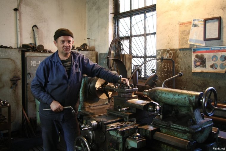 Слесарь работяга