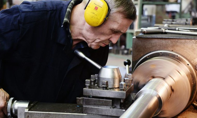 Рабочий за станком