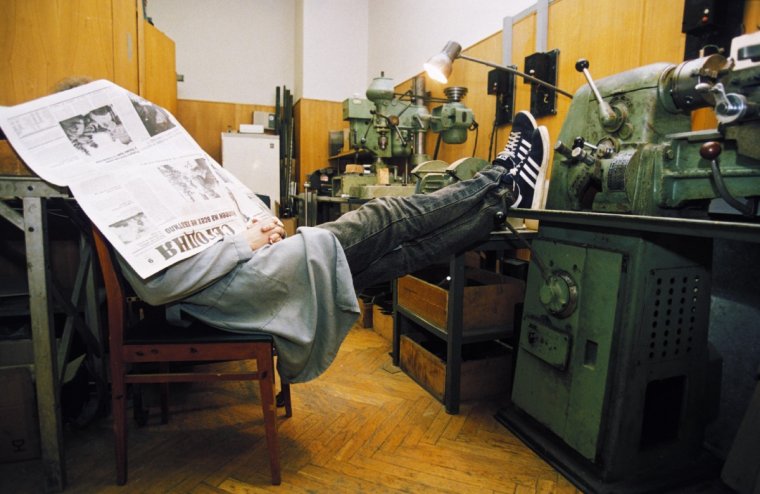 Спит на рабочем месте на заводе