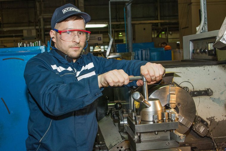 Рабочий на заводе