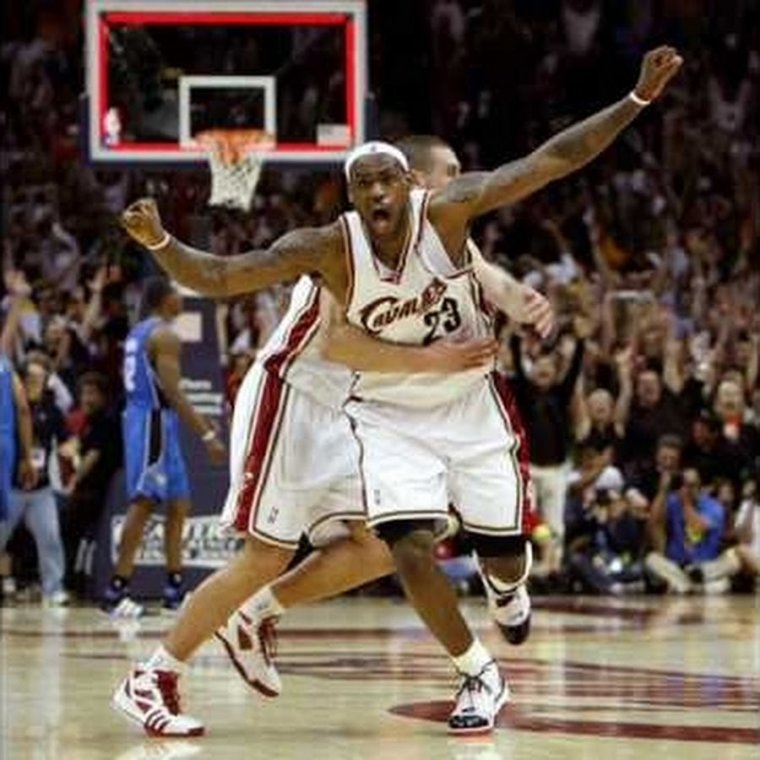 Баскетболисты танцуют