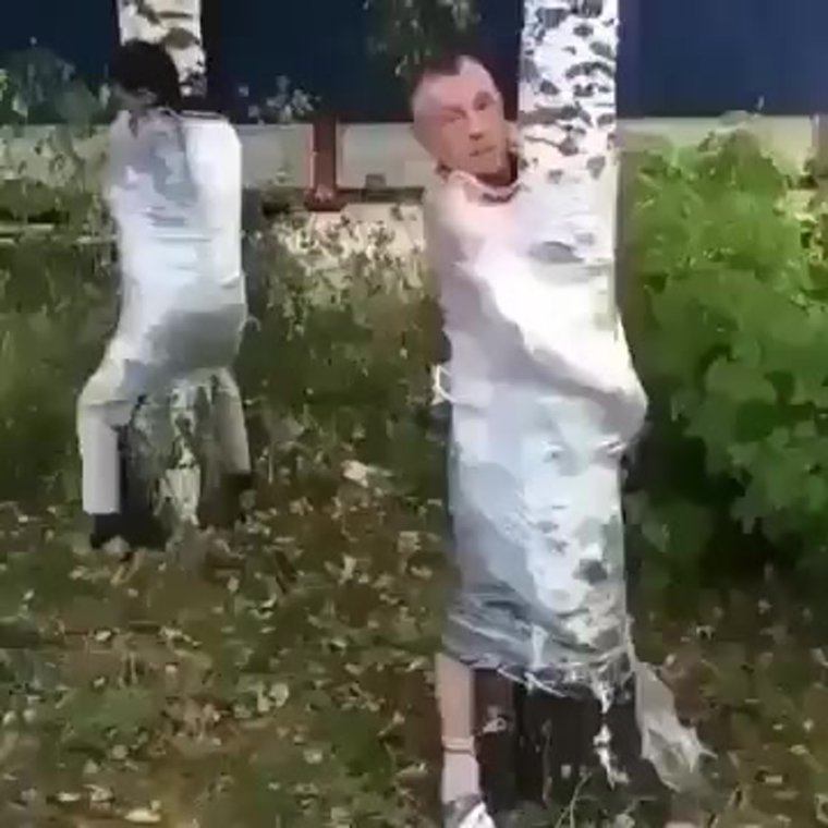 Алкашей примотали к дереву