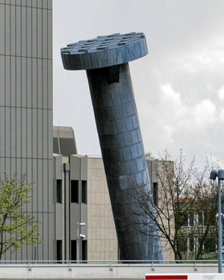 Огромный гвоздь