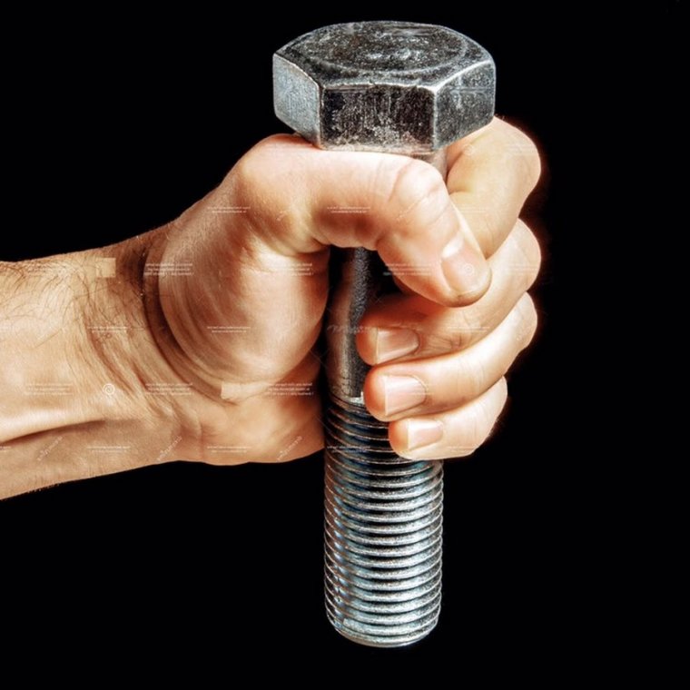 Большой болт в руке