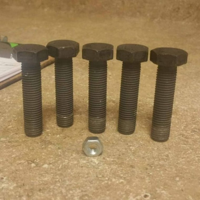 Черные болты и гайка