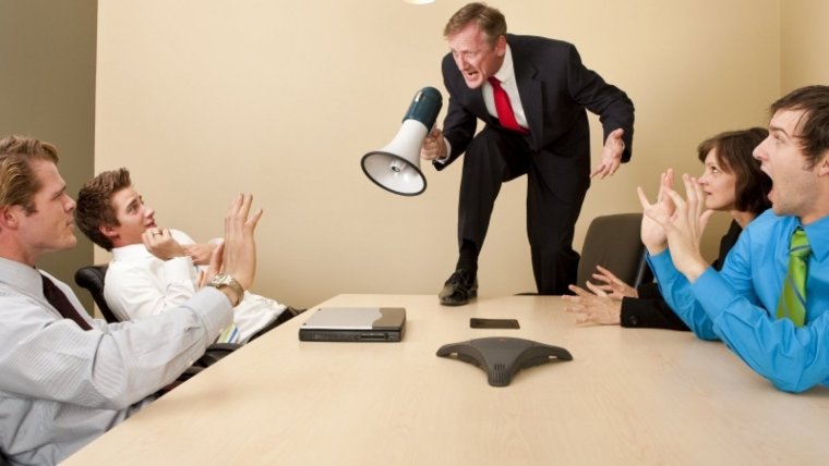 Начальник кричит на подчиненного
