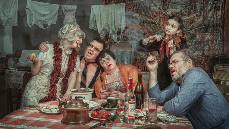 Застолье на фоне ковра