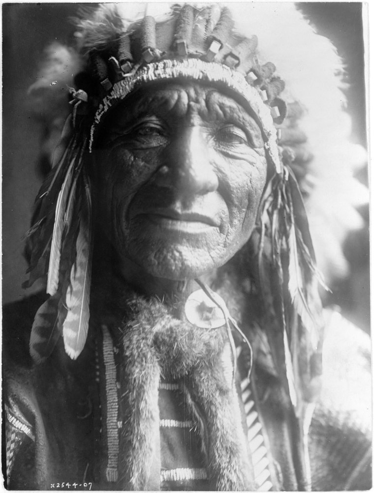 Старый индеец с трубкой