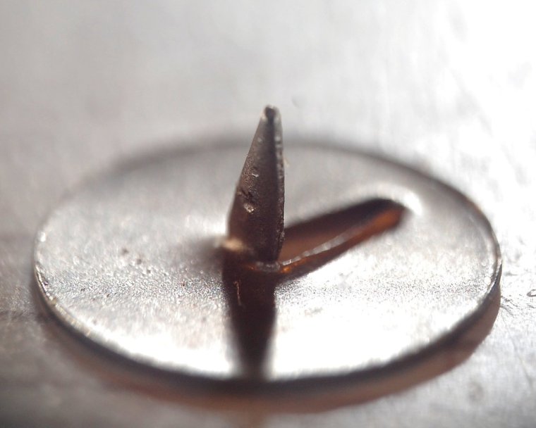 Кнопка канцелярская на стуле