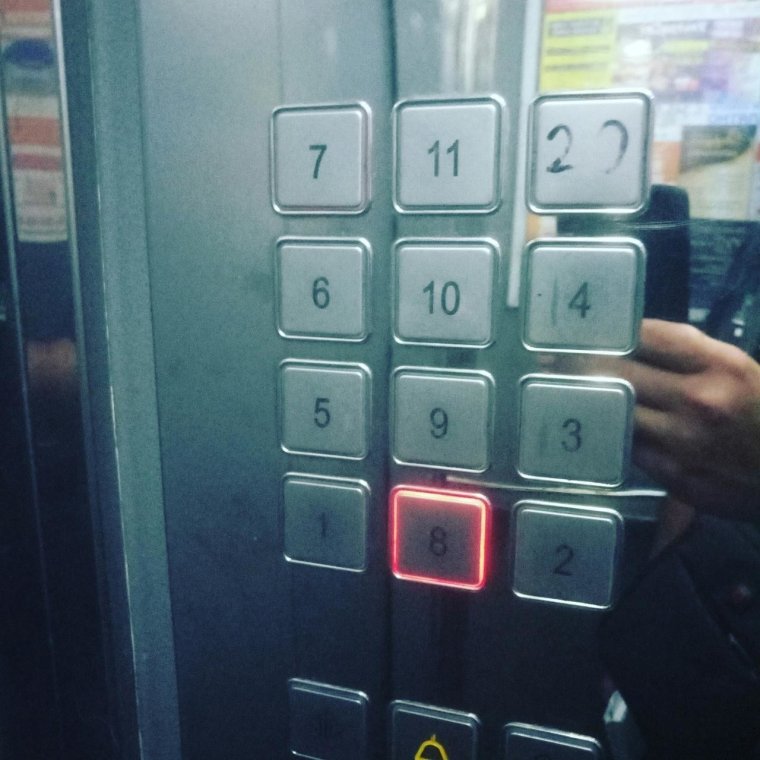 Кнопки в лифте прикольные