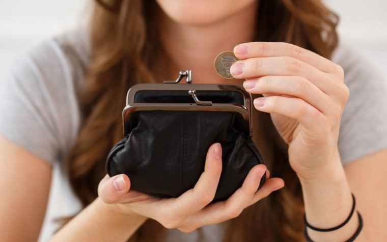 Девушка с кошельком