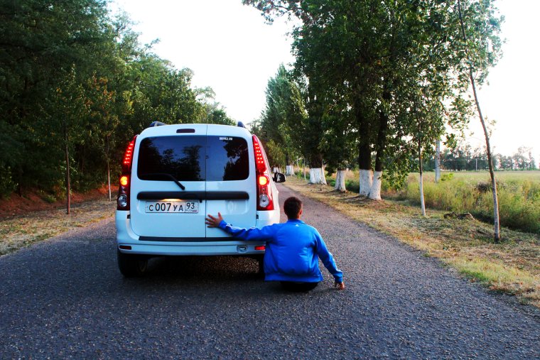 Ребенок впереди в машине Ларгус