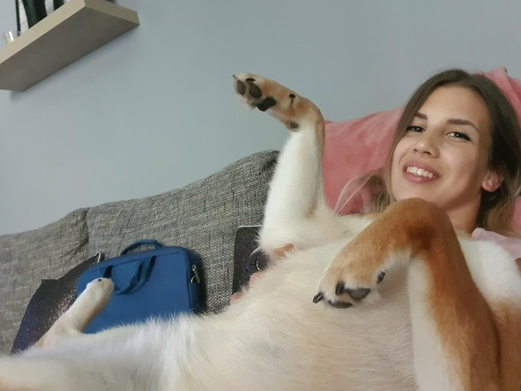 Красивая девушка без зубов