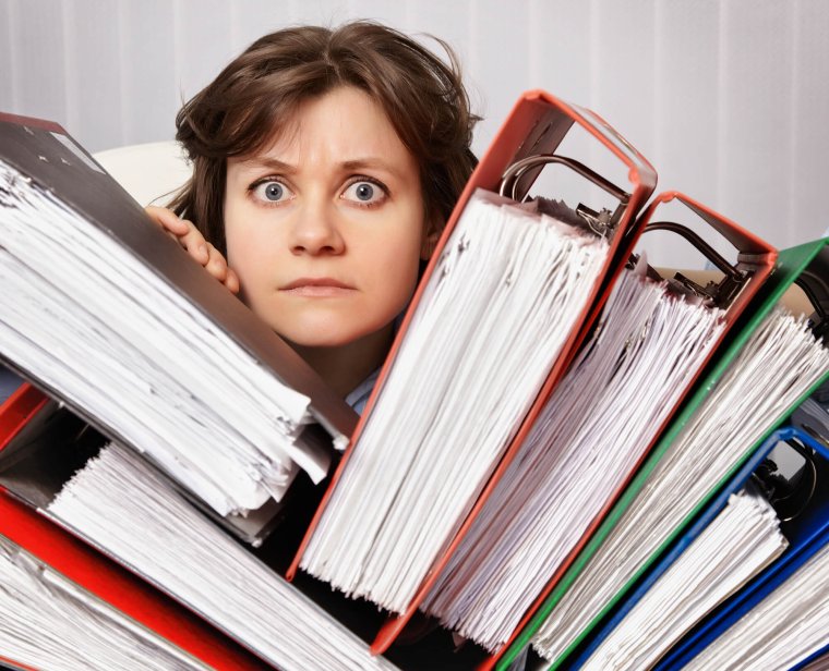 Женщина в куче бумаг