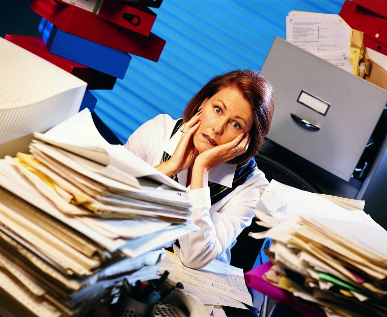 Человек в куче бумаг