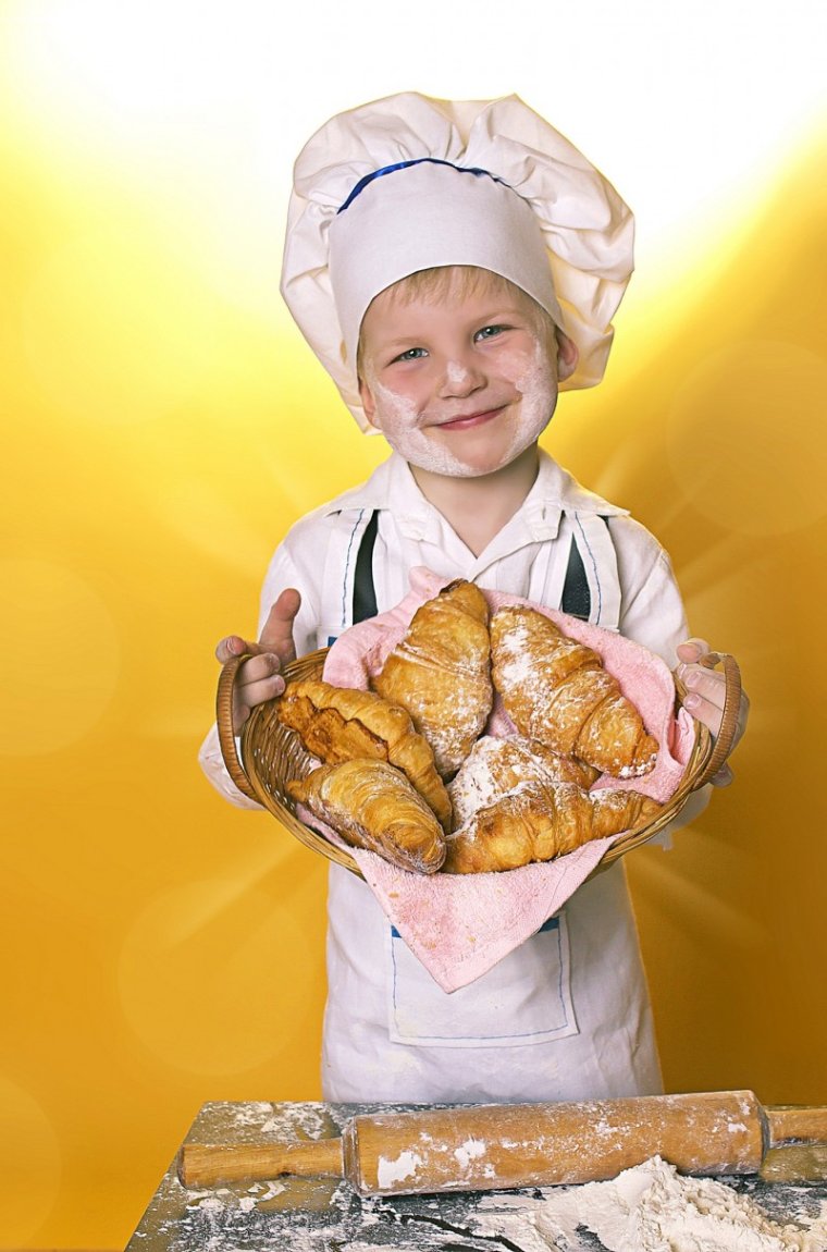 Пекарь с хлебом