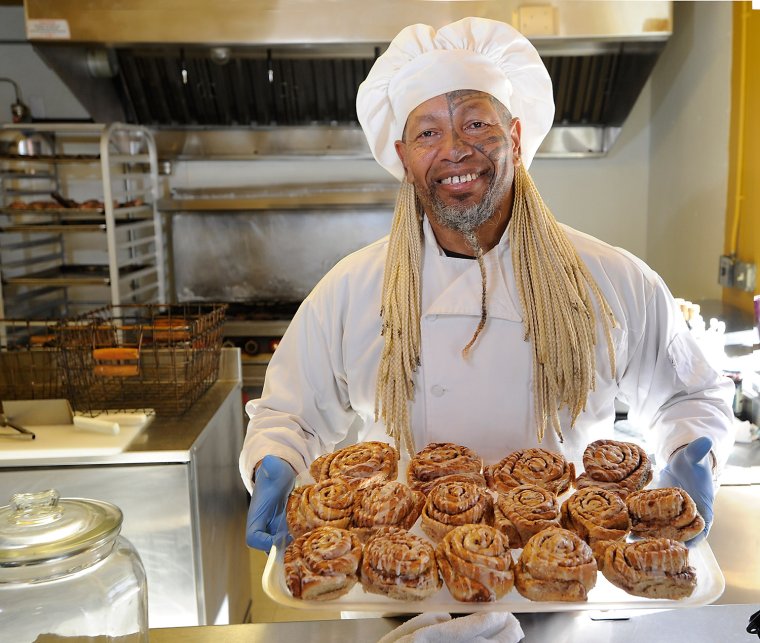 Пекарь с хлебом