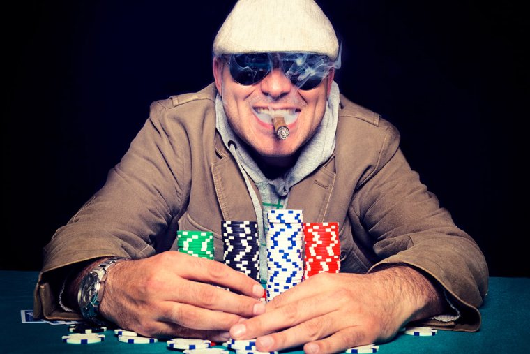 Игрок в Покер в капюшоне