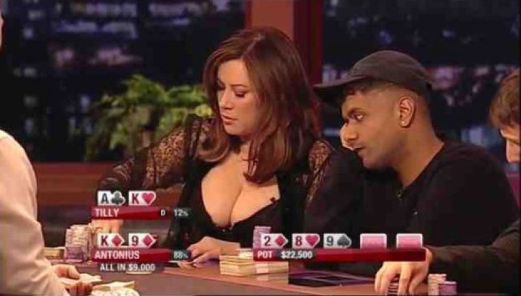 Мужчины пялятся на женскую грудь