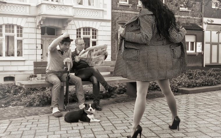 Эксгибиционистка в плаще