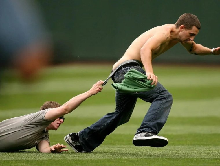 Смешно убегает